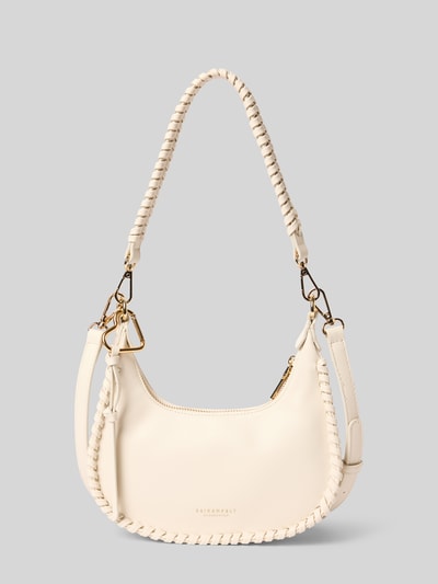 Produktfoto, cremefarbene Half Moon Bag mit Label-Detail Modell 'LILJENDAL' von Seidenfelt, strukturierte Oberfläche, goldene Details, verstellbarer Schultergurt, Reißverschluss, Maße laut Kontext 18x18x8 cm, Schulterriemenlänge 118 cm