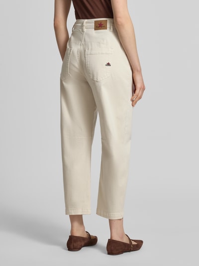 Frauenmodel trägt Barrel Jeans mit Eingrifftaschen und Gesäßtaschen von Buena Vista, Baumwoll-Mix mit Stretch-Anteil, Loose-Fit, helle Farbe, Ganzkörperansicht Rückansicht.