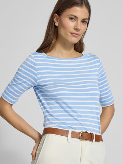 Vrouwenmodel draagt 'Slim Fit T-shirt uit Viscosemix' van Comma, lichtblauw-wit gestreept, halflange mouwen, ruglengte maat 36: 51 cm, close-up bovenlichaam