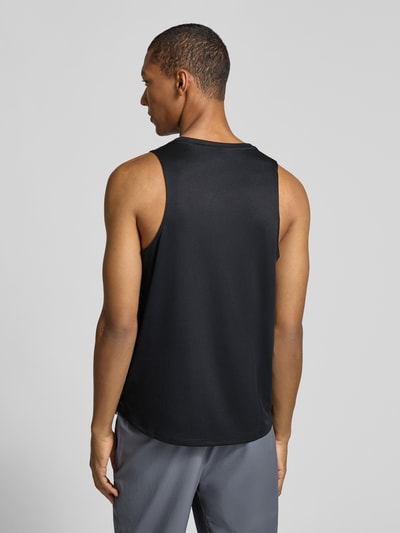 Männermodel trägt Regular Fit Tanktop mit Logo-Print Modell 'Core' von ASICS in Schwarz, ärmellos, Jersey, Rückansicht, Ganzkörperansicht.