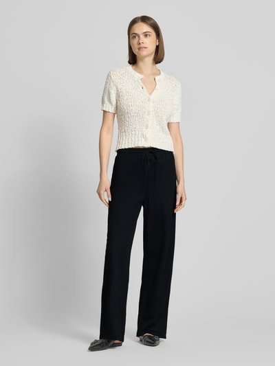 Kobiece modelka nosi spodnie szerokie Loose Fit Weite Hose aus Viskose-Mix Modell 'JANY' od Only, efekt: jednolity kolor, krój loose fit, ściągacz: elastyczny z tunelem, materiał: mieszanka wiskozy, całkowity widok z przodu