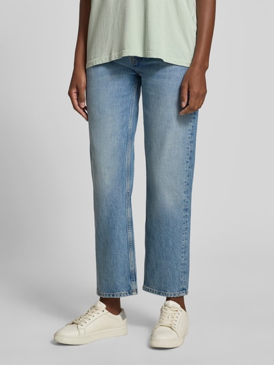 Frauenmodel trägt Jeans im 5-Pocket-Design von Anine Bing in Straight Fit aus Reine Baumwolle, mittleres Blau, Nahaufnahme Unterkörper.