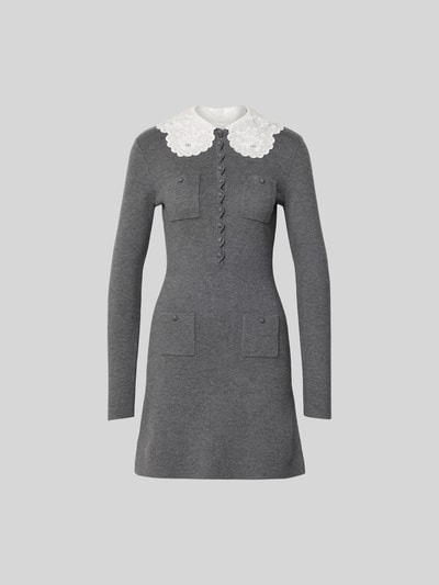 Produktfoto, graues Minikleid mit Woll-Anteil von Self-Portrait, Strick-Optik, taillierte Passform, weiße Spitze am Kragen, lange Ärmel, aufgesetzte Taschen, elastischer Baumwoll-Mix, Vorderansicht