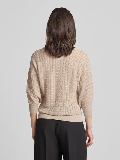 Vrouwenmodel draagt relaxed fit dames sweatshirt van guess, viscosemix, model 'Rosalyn', gaatjesmotief, 7/8-mouw, V-hals, elastische boorden, ruglengte maat S 52 cm, mouwlengte 43 cm, lichtbeige tint, grofgebreide textuur, rugaanzicht volledige lichaamsfoto