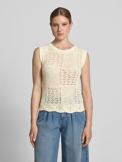 Frauenmodel trägt Regular Fit Pullunder aus Baumwoll-Mix von Tom Tailor in Strickoptik mit Struktur-Muster, Rundhals, Materialverarbeitung Strick, Farbe Creme, Ganzkörperansicht von vorne.