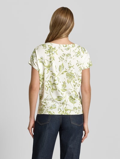 Frauenmodel trägt Relaxed Fit T-Shirt aus weichem Viskose-Mix von s.Oliver RED LABEL mit Optik:Allover-Muster, florales Muster, Ganzkörperansicht Rückansicht.