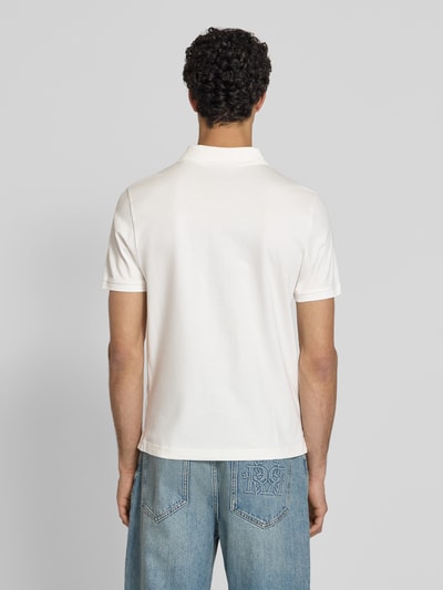 Männermodel trägt Slim Fit Poloshirt mit Label-Stitching von REVIEW, Reine Baumwolle, Rückenlänge 66 cm, Ganzkörperansicht Rückansicht.