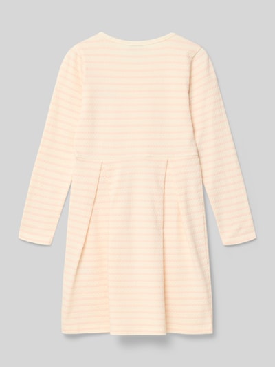 Dziewczynka nosi Regular Fit Kleid mit Logo-Stitching von Steiff, kremowy, prążkowana faktura, długi rękaw, kellerfalten, widok z tyłu, krój regular fit, elastyczna mieszanka bawełny, okrągły dekolt, długość pleców w rozmiarze 116: 65 cm, długość rękawa w rozmiarze 116: 45 cm. Ganzkörperansicht Rückansicht
