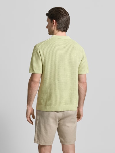 Männermodel trägt Regular Fit Poloshirt mit Label-Detail Modell 'ISAKSSON' von Casual Friday aus Reine Baumwolle in Hellgelb, Ganzkörperansicht Rückansicht. Rückenlänge bei Größe M: 67 cm, Polokragen, Halbarm.