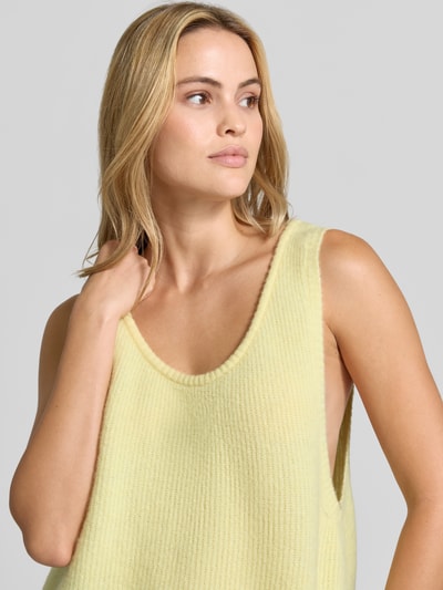 Frauenmodel trägt Relaxed Fit Pullunder aus Alpaka-Leinen-Mix Modell 'VITOW' von American Vintage, Strick-Optik, Nahaufnahme Oberkörper.