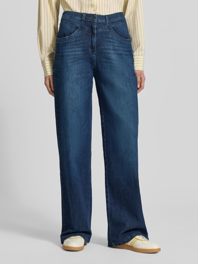 Vrouwenmodel draagt Flared Fit Jeans met steekzakken model 'Laura' van Raphaela By Brax in katoenmix, voorkant volledige lichaamsweergave.
