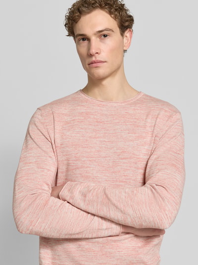 Männermodel trägt Regular Fit Strickpullover aus Baumwoll-Mix Modell Space dye von Tom Tailor, Melange-Optik, Nahaufnahme Oberkörper.