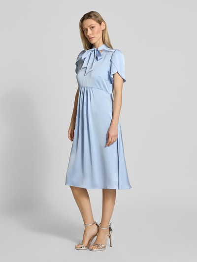 Kobiece modelka trägt sukienka midi z dekoltem w serek i kokardą od Christian Berg Woman Selection, satyna, linia a, rękawy-motylki, wszyty zamek błyskawiczny z boku, długość tyłu w rozmiarze 36: 111 cm, szerokość w rozmiarze 36: 46 cm, jasnoniebieski kolor, gładka powierzchnia, Ganzkörperansicht von vorne.
