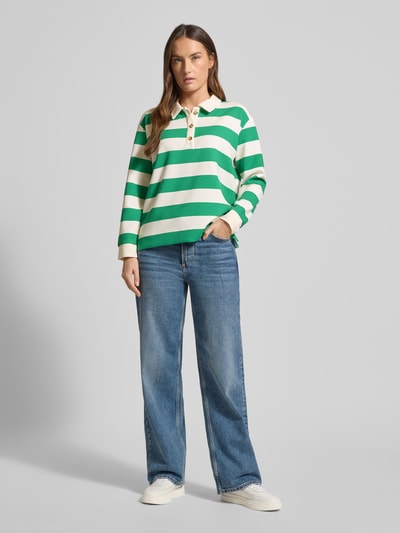 Vrouwenmodel draagt Sweatshirt met Polokragen und Knopfleiste van Christian Berg Woman, groen-wit gestreept, regular fit, vooraanzicht volledige lichaam.
