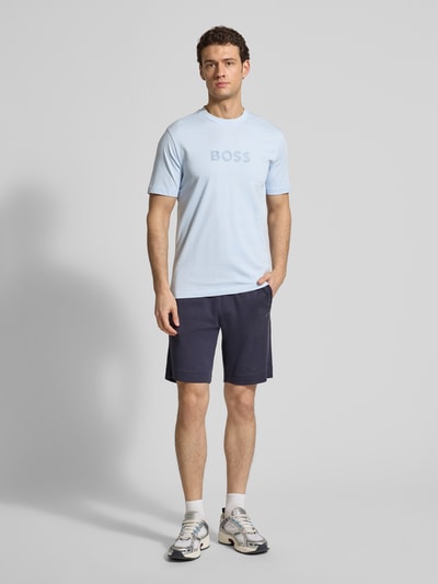 Męski model nosi Regular Fit T-Shirt aus reiner Baumwolle Modell 'TS_TERRACE' od BOSS Green, jednokolorowe, 3D-Label Print, jersey, przód, całe ciało