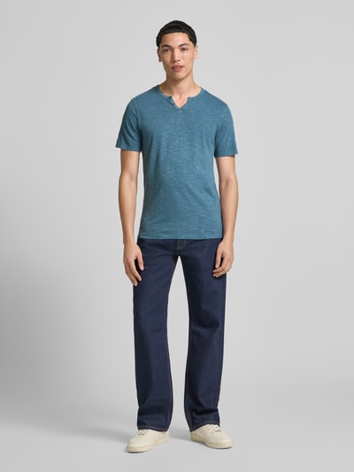 Mannenmodel draagt T-shirt uit puur katoen, recht model, V-hals met knoopsluiting, model 'SPLIT' van Jack & Jones, ruglengte maat M 67 cm, volledige vooraanzicht.