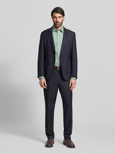 Męski model nosi Slim Fit Businesshemd aus Baumwoll-Mix Modell 'H-HANK-KENT' od BOSS, materiał bawełniany, pastelowa zieleń, krój slim fit, Kent kołnierzyk, długi rękaw, unikalna faktura easy iron, widok całej sylwetki z przodu.