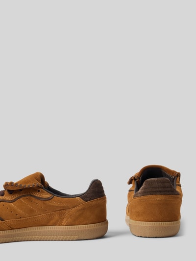 Produktfoto, Sneaker mit Schnürverschluss von ALOHAS aus Echtleder in Braun mit abgerundete Spitze, Label-Detail und strukturierter Sohle, Absatzhöhe 2 cm, Schafthöhe 6 cm, Schaftweite 7 cm.