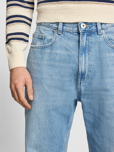 Männermodel trägt Baggy Jeans im klassischen Five-Pocket-Design von REVIEW, helle Waschung, reine Baumwolle, Nahaufnahme Oberkörper.