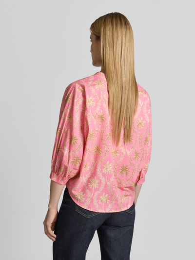 Frauenmodel trägt Regular Fit Bluse mit floralem Allover-Print von Emily Van den Bergh aus Reine Baumwolle, Ganzkörperansicht Rückansicht.