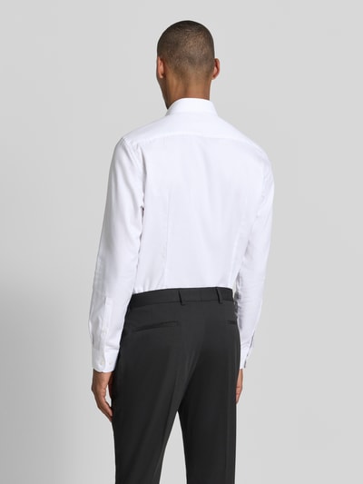 Mężczyzna model nosi Slim Fit Business-Hemd mit Kentkragen von Jake*s, biała bawełna, krój slim fit, długi rękaw, zapięcie na guziki, sportowe mankiety, zaokrąglony dół, długość tyłu w rozmiarze 39/40: 79 cm, szerokość w rozmiarze 39/40: 48 cm, długość rękawa w rozmiarze 39/40: 65 cm, widok całej sylwetki z tyłu