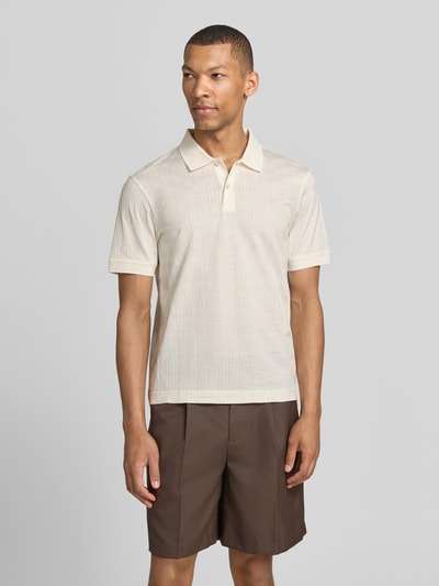 Männermodel trägt Modern Fit Poloshirt mit Strukturmuster Modell 'Roberto' von JOOP! Collection, Reine Baumwolle, Polokragen, Kurze Knopfleiste, Label-Detail, Rückansicht Ganzkörperansicht von vorne.