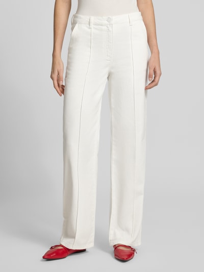 Kobieta modelka nosi Wide Fit Jeans mit Lyocell-Anteil von More & More, mieszanka bawełny i lyocellu, krój wide fit, ozdobne szwy, wpuszczane kieszenie i kieszenie z tyłu, zapięcie na guzik i zamek błyskawiczny, szerokość w rozmiarze 36: 39 cm, długość wewnętrzna nogawki w rozmiarze 36: 81 cm, jasny kolor, tekstura gładka, widok na całe ciało z przodu