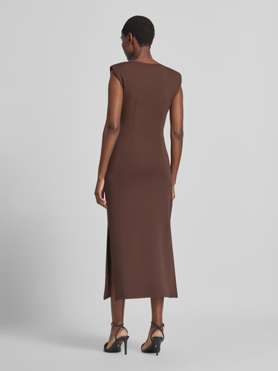 Frauenmodel trägt Midikleid mit Rundhalsausschnitt Modell 'PINA' von YAS in Braun, figurbetonter Schnitt, Baumwoll-Mix, Ganzkörperansicht Rückansicht.
