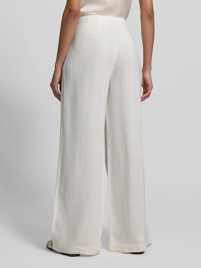 Frauenmodel trägt Stoffhose mit Gesäßtaschen von Jake*s Collection in Weiß, lockerer Schnitt, Bundfalten; Ganzkörperansicht Rückansicht.