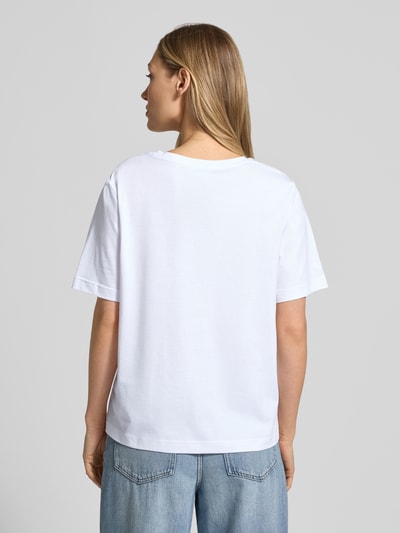 Frauenmodel trägt Relaxed Fit T-Shirt aus reiner Baumwolle von Lacoste, Optik: Unifarben, Logo-Stitching, V-Ausschnitt, Ganzkörperansicht Rückansicht.