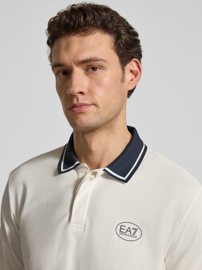Männermodel trägt Regular Fit Poloshirt mit Logo-Print von EA7 Emporio Armani, Baumwoll-Mix, Polokragen, Kurzärmelig, Nahaufnahme Oberkörper.