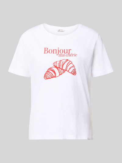 Produktfoto, T-Shirt mit Motiv-Print Modell 'SOBBE' von B.Young aus reiner Baumwolle, Regular-Fit, weiß mit rotem Print, Rundhalsausschnitt, Rückenlänge 60 cm bei Größe S.