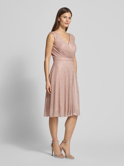 Vrouwenmodel draagt Knielanges Cocktailkleid mit V-Ausschnitt van TROYDEN COLLECTION, getailleerde fit, knielang, glanzend, met tailleband, Ganzkörperansicht van voren.