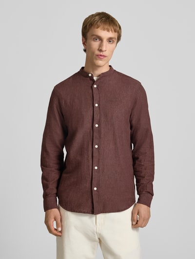 Męski model nosi Slim Fit Freizeithemd aus Baumwoll-Leinen-Mix Modell 'CAIDEN' von Only & Sons, jednolity kolor, długi rękaw, bawełna-len, krój slim fit, mao kołnierz, widok całej sylwetki z przodu.