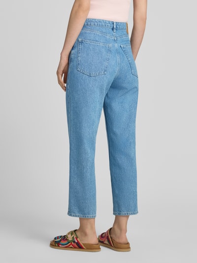 Vrouwenmodel draagt Jeans met steekzakken model 'JOYBIRD' van American Vintage, regular fit, zuiver katoen, lichtblauw, achteraanzicht gehele lichaam.