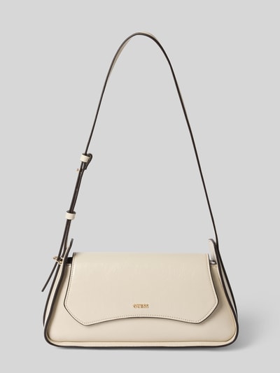 Produktfoto, Shoulder Bag in Leder-Optik Modell 'Xena' von GUESS mit Überschlag, Logo-Detail und verstellbarem Schulterriemen, beige Farbtöne, glatte Struktur, Maße 22x12x7 cm, Magnetverschluss, Länge Schulterriemen 70 cm.