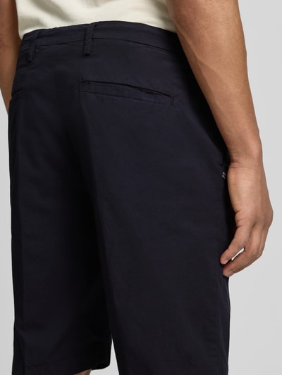 Männermodel trägt Hose mit Gesäßtaschen von MARKUP in Dunkelblau aus Reine Baumwolle, Regular-Fit mit Knopf-Reißverschluss, Nahaufnahme Rückansicht.