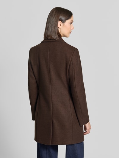 Frauenmodel trägt Regular Fit Mantel mit 2-Knopfleiste von Christian Berg Woman Selection, dunkelbraun, strukturierte Oberfläche, Ganzkörperansicht Rückansicht. Taillierte Passform, Reverskragen, Pattentaschen, Rückenlänge 84 cm, Schulterbreite 41 cm, Brustweite 43 cm, Ärmellänge 64 cm.