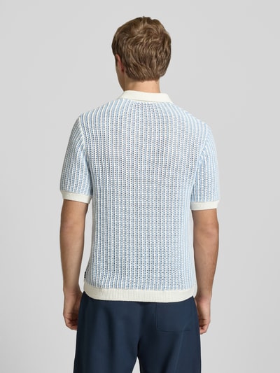 Männermodel trägt Slim Fit Strick-Poloshirt mit Reißverschluss von REVIEW aus Baumwoll-Mix mit Strukturmuster, Rückenlänge 70 cm, Ganzkörperansicht Rückansicht.