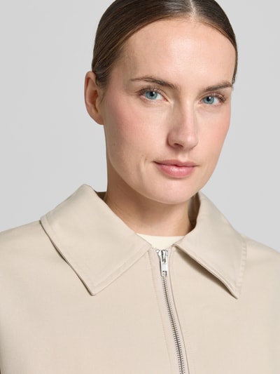 Frauenmodel trägt Regular Fit Blouson aus Viskose-Mix Modell 'TOSCA' von VILLA SOPHIE, Optik: Unifarben, Nahaufnahme Oberkörper.