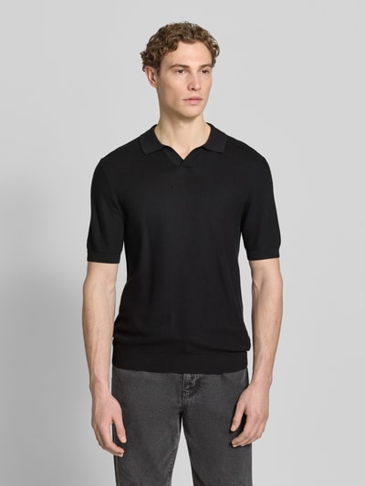 Männermodel trägt Slim Fit Poloshirt mit Viskose-Anteil von Roy Robson in Schwarz, Strukturmuster, elastische Abschlüsse, Ganzkörperansicht von vorne.
