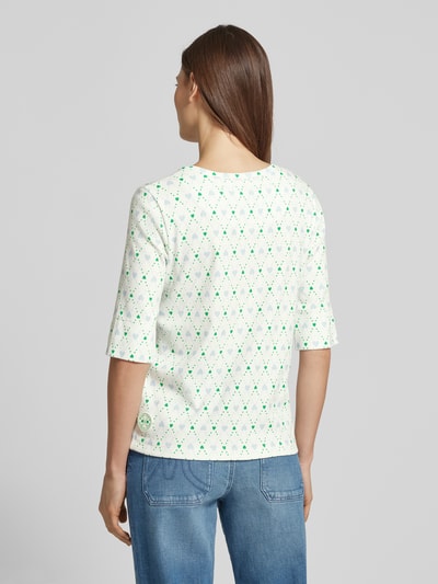 Frauenmodel trägt Regular Fit Longsleeve mit Allover-Motiv-Print von Marc Cain, Baumwoll-Mix, Halbarm, weiß-grün, Rückansicht.