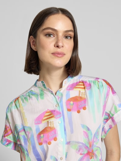 Frauenmodel trägt Regular Fit Bluse im Allover-Look mit Stehkragen von Milano Italy, bunte Farben, reine Baumwolle, Nahaufnahme Oberkörper.