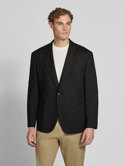 Męski model nosi czarną marynarkę z mieszanki lyocellu i bawełny Modern Fit Sakko aus Lyocell-Baumwoll-Mix Modell 'Ulan251F3X' von HUGO, jasne spodnie, gładka tekstura, szerokie klapy, Ganzkörperansicht von vorne.