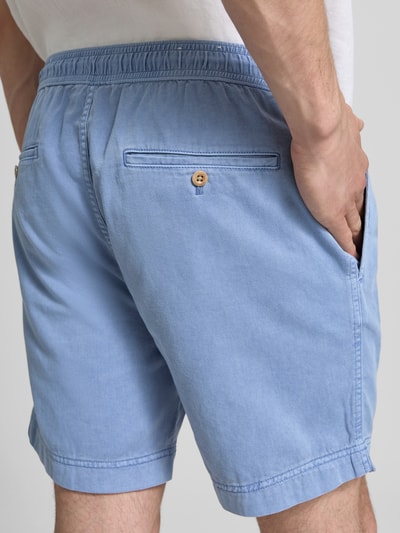 Männermodel trägt Regular Fit Shorts mit elastischem Bund Modell 'SUNFADED' von Gant aus Reine Baumwolle, Ganzkörperansicht Rückansicht.