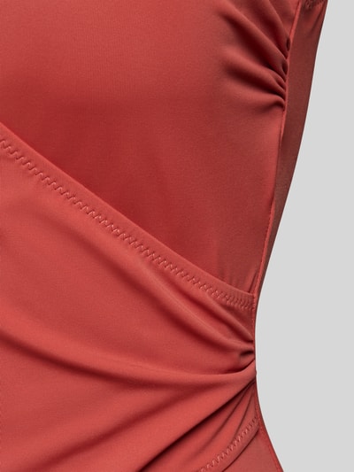 Frauenmodel trägt Badeanzug in Wickel-Optik von MAGIC Bodyfashion, Optik: Unifarben, Material-Mix mit Stretch-Anteil, Detailaufnahme