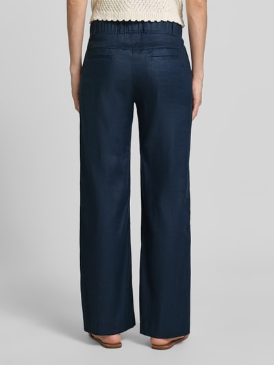 Vrouwenmodel draagt Flared Stoffhose aus Leinen-Mix van Raphaela By Brax in melangelook met elastische tailleband en achterzakken, linnenmix, flared fit, detailopname volledige achteraanzicht.