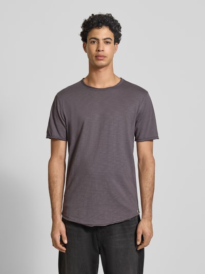 Männermodel trägt Regular Fit T-Shirt aus reiner Baumwolle Modell 'Benne' von Only & Sons, Optik: Unifarben Melange, Jersey, Ganzkörperansicht von vorne.