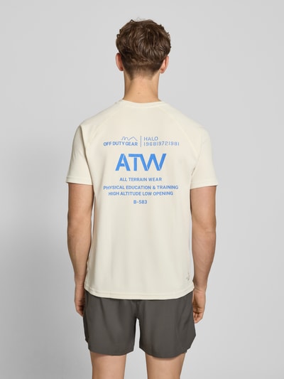 Männermodel trägt Herren T-Shirt mit Label-Print Modell 'SORONA' von HALO in Beige, Regular-Fit, Rundhalsausschnitt, Rückenlänge 69 cm, Ganzkörperansicht Rückansicht.
