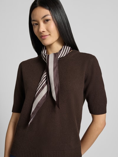 Frauenmodel trägt Pullover aus Baumwoll-Mix in Feinstrick-Optik von COMMA, taillierte Passform, dunkelbraun, Nahaufnahme Oberkörper.